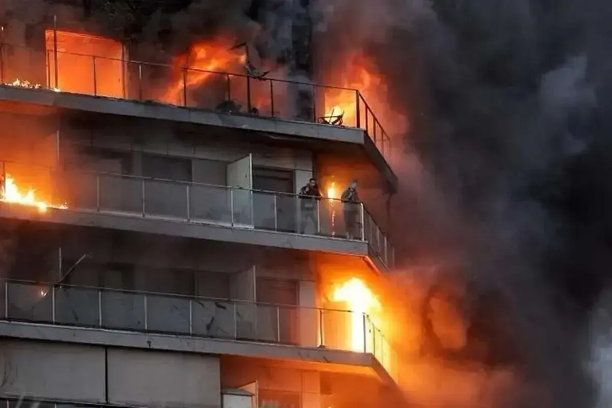 لحظه نجات معجزهآسای زن گرفتار در آتشسوزی