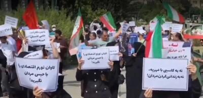 تجمع مقابل مجلس با شعار «ما اشتباه کردیم که ازدواج کردیم!»