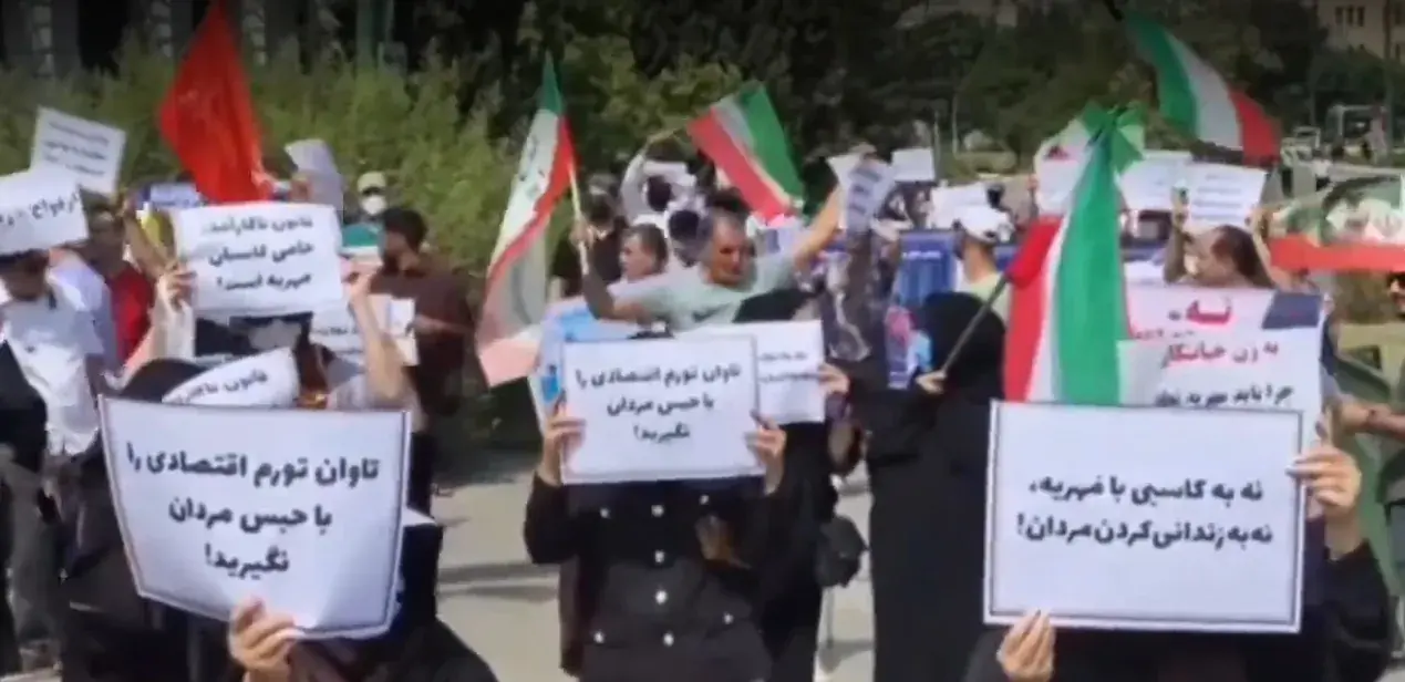  تجمع مقابل مجلس با شعار «ما اشتباه کردیم که ازدواج کردیم!»