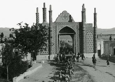 یک آلمانی و همسرش با خودروی مرسدس در دروازه شمیران؛ 97 سال قبل (عکس)
