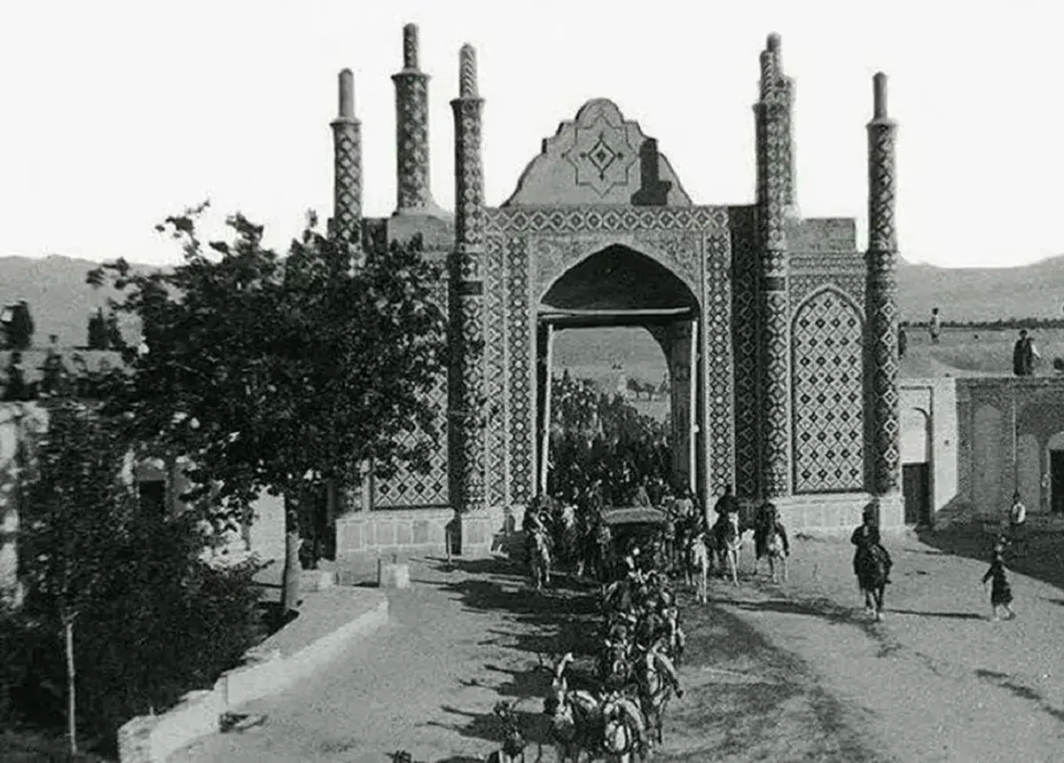  یک آلمانی و همسرش با خودروی مرسدس در دروازه شمیران؛ 97 سال قبل (عکس)