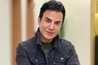 اشکهای عمو پورنگ حین نصب سنگ مزار مادرش