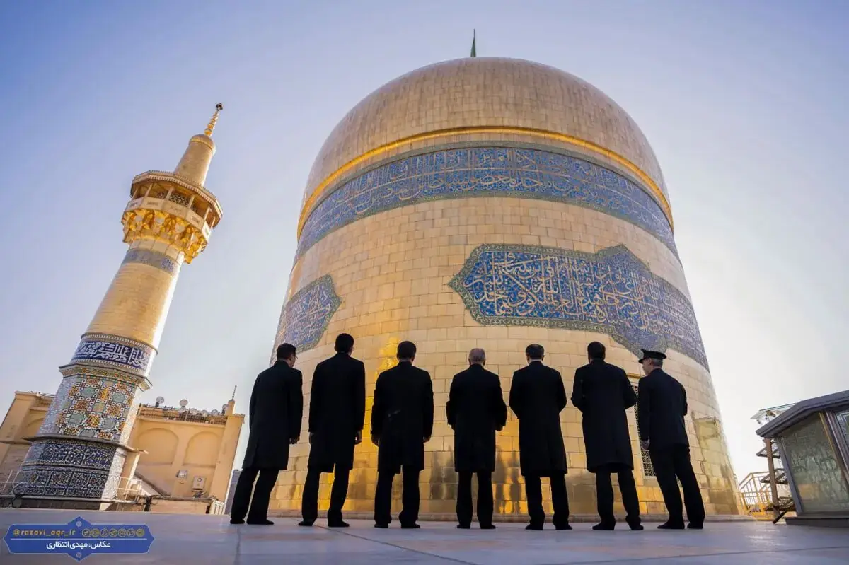 تصاویری از مراسم تعویض پرچم گنبد حرم رضوی