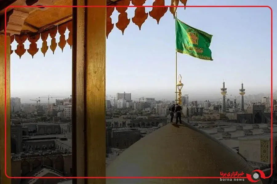 تعویض پرچم گنبد حرم امام رضا (ع) بعد از ۶٣ روز