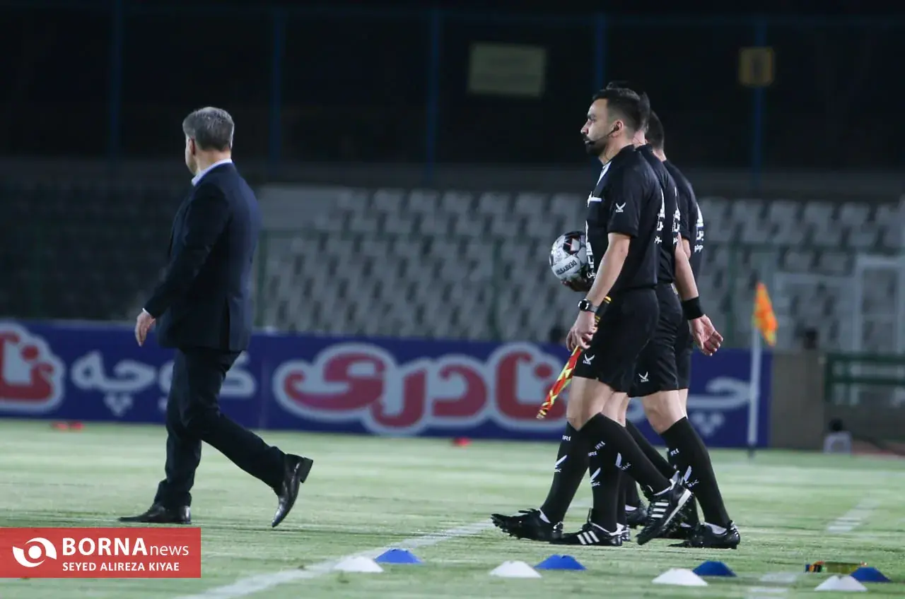 داور پرسپولیس برای استقلال سوت میزند اکرمی برای تیم مهدی تارتار