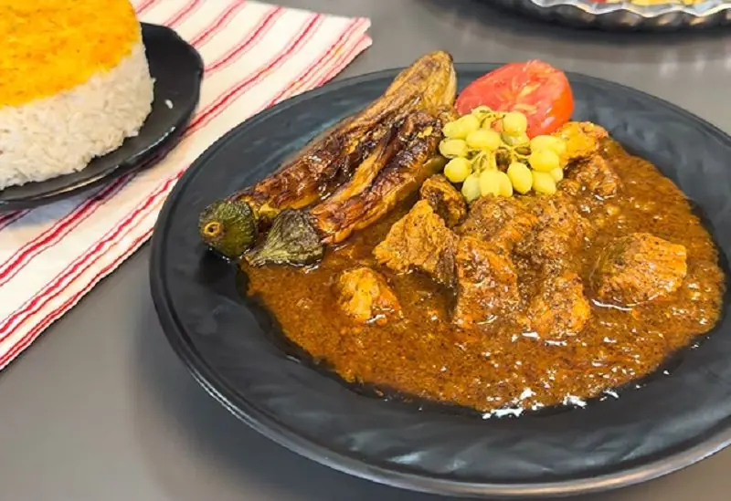 طرز تهیه خورش بادمجان با غوره؛ خوش عطر و مجلسی