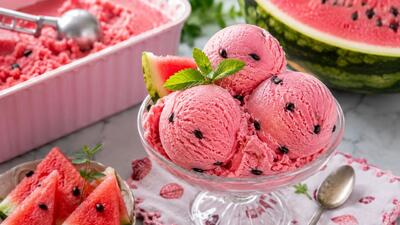 طرز تهیه بستنی هندوانه ای با ثعلب؛ خنک، کشدار و خوش رنگ برای روزهای گرم تابستان