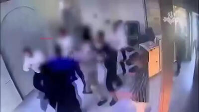حمله وحشیانه با «چاقو» به نگهبانان بیمارستان مدنی کرج +ویدیو
