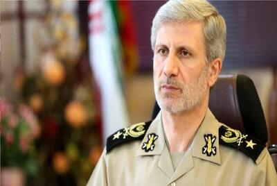 سرلشکر حاتمی: امروز کمتر کسی در دنیا ترامپ را جدی میگیرد/ هر فردی که یک نیروی متجاوز آمریکایی را به هلاکت برساند هدیه ۵ میلیارد تومانی دریافت خواهد کرد/ آمریکایی ها دیگر مجوز ورود به خلیج فارس، دریایی عمان و تنگه هرمز را ندارند