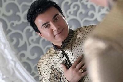 فیلم / گریههای عمو پورنگ حین نصب سنگ مزار مادرش