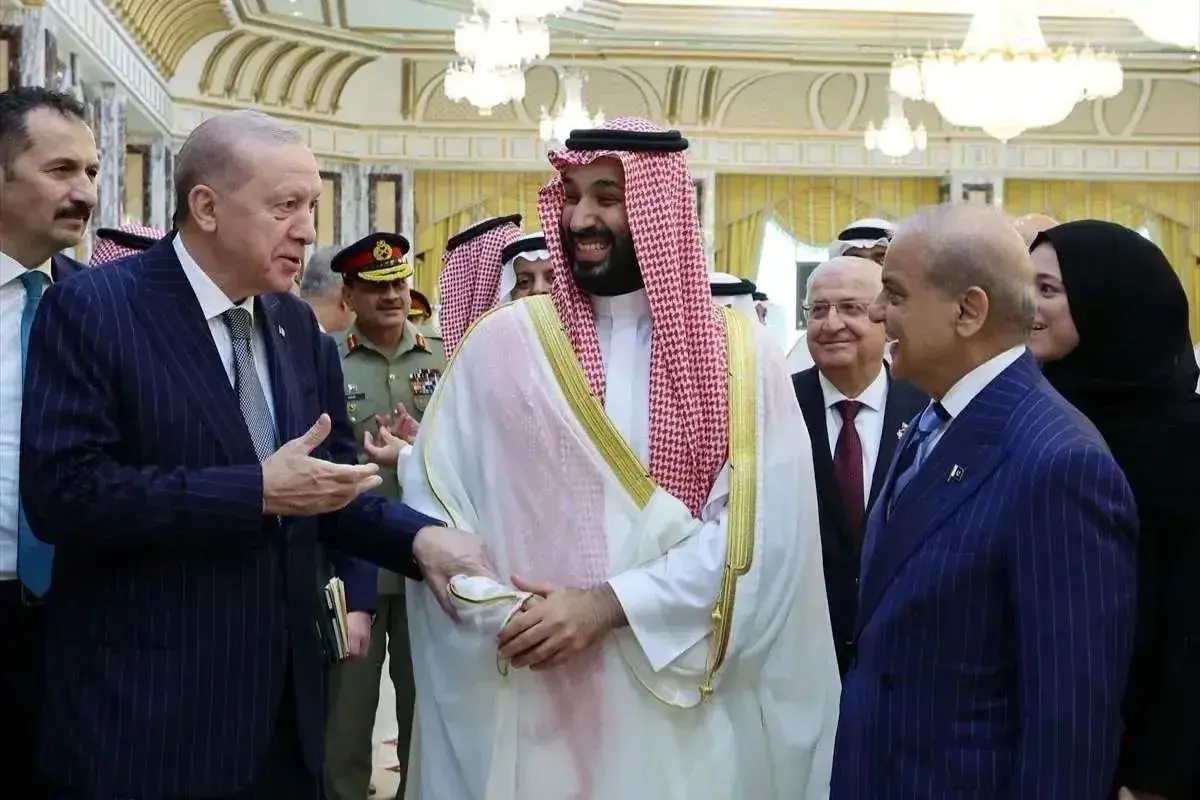 هاآرتص: «توافق مکه» لزوماً به یک جبهه نظامی علیه ایران تبدیل نخواهد شد/ این ائتلاف در صورت گسترش، بیشتر به یک سکوی سیاسی و دیپلماتیک بدل میشود/ در این سناریو، ارزش ائتلاف در توانایی آن جهت باز کردن کانالهای مذاکره با تهران برای رسیدن به تفاهم در پروندههای حساس مانند خلیج فارس، دریای سرخ، تنگه هرمز و بابالمندب خواهد بود، نه در ورود به جنگ با ایران