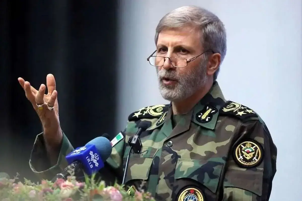 سرلشکر حاتمی، فرمانده کل ارتش: اگر هر نیروی ایرانی بتواند یک نیروی آمریکایی متجاوز را دستگیر کند یا بکشد، از طرف مردم ایران جایزه ۳۰ هزار دلاری دریافت خواهد کرد