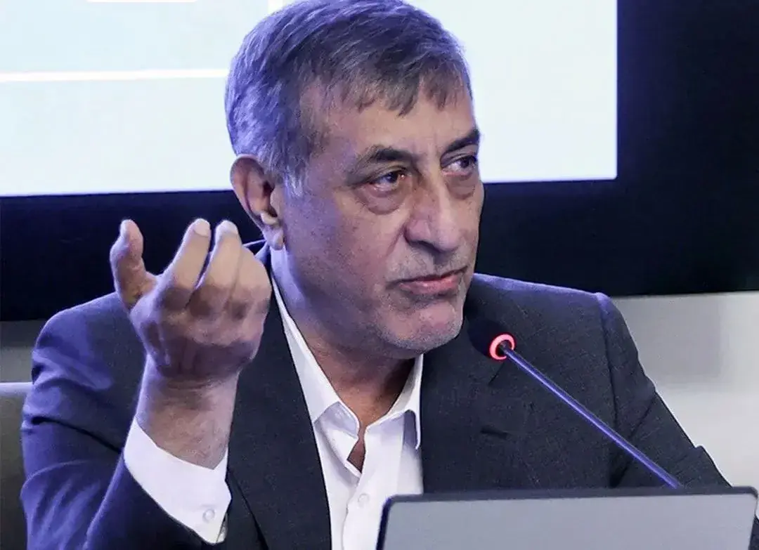  معاون اجرایی پزشکیان: گزارش مقامات امنیتی نشان می‌دهد که استفاده از فیلترشکن‌ها، راه نفوذ دشمن را آسان‌تر کرده/ فروش فیلترشکن‌ها بین ۷ تا ۱۲ هزار میلیارد تومان عواید دارد که به جیب وزارت ارتباطات یا اپراتورها هم نمی‌رود/ اصولا با شیوه [فیلترینگ] نمی‌شود مانع کشف حقیقت توسط مردم شد