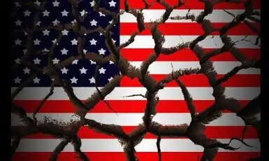کشتی بزرگ آمریکا در طوفان تاریخی درگیر شکافهای بیسابقه