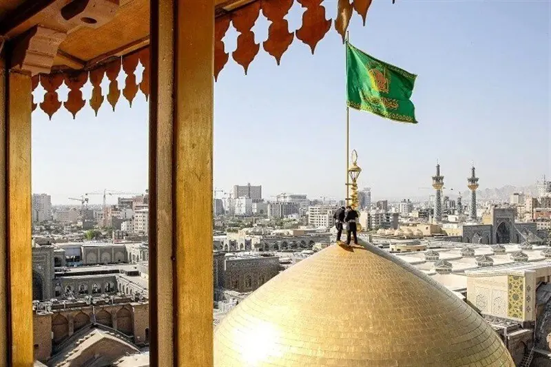 تعویض پرچم گنبد مطهر امام رضا(ع) بعد از ۶٣ روز