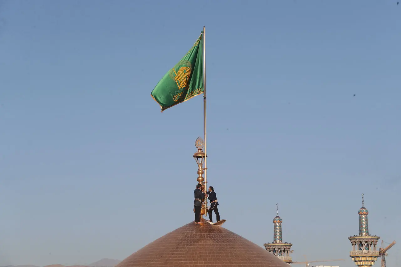 پرچم گنبد و پوش ضریح مطهر امام رضا(ع) تعویض شد