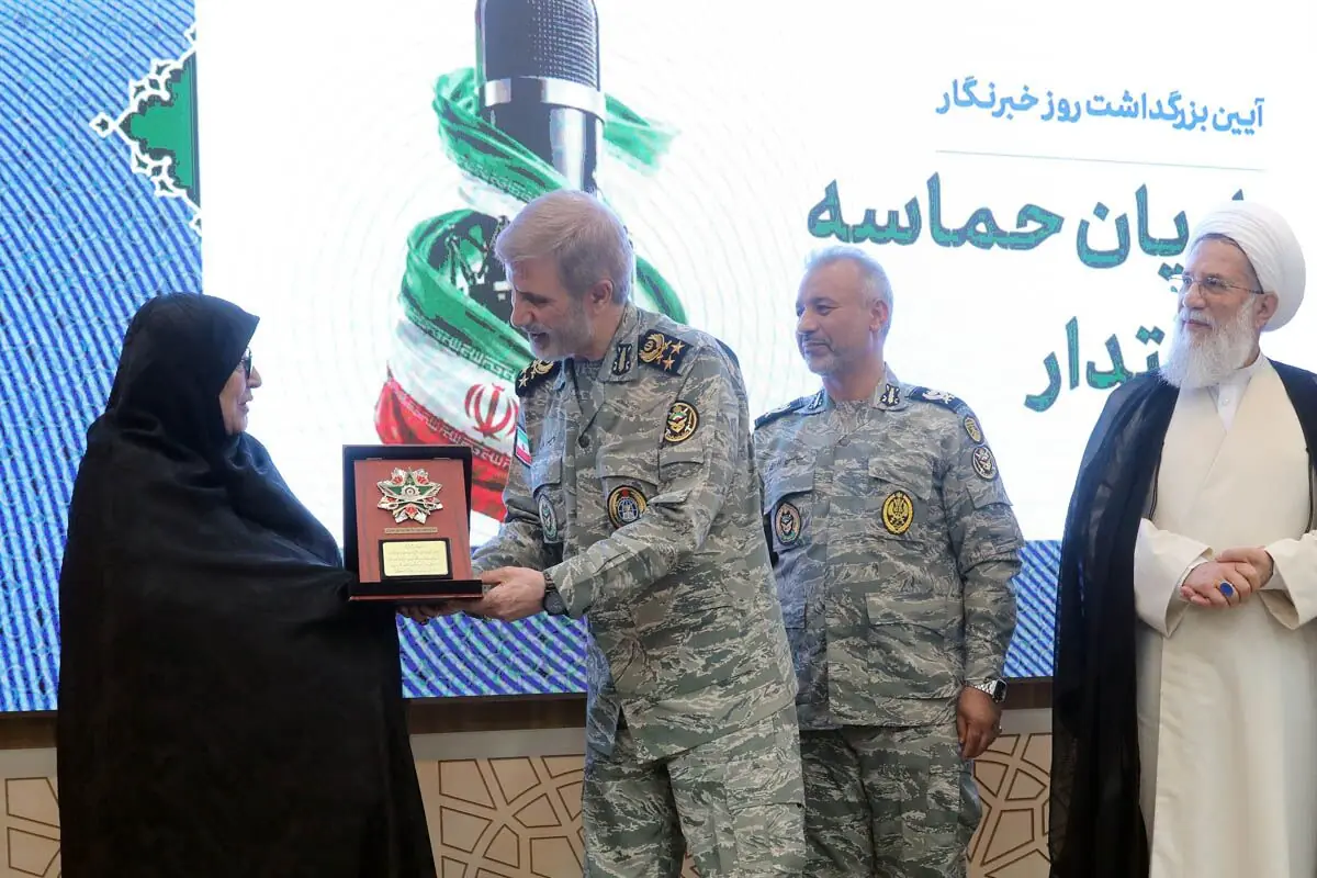 نشان فداکاری به خانواده شهید صحرایی با حضور سرلشکر حاتمی اهدا شد