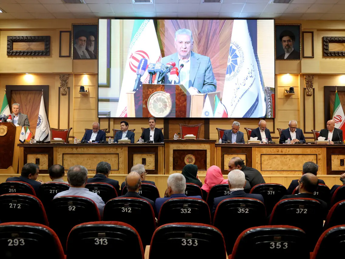 از انتقاد به اقتصاد دستوری و بستههای حمایتی تا تصویب افزایش تعرفههای اتاق ایران