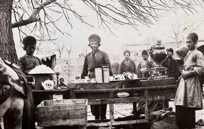 سفر در زمان؛ تصویری از مردان قاجاری در حال چای خوردن در زیر سایبان