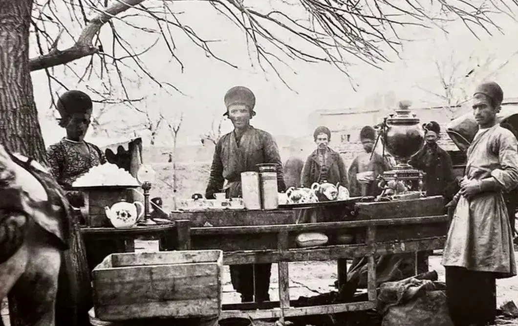 سفر در زمان؛ تصویری از مردان قاجاری در حال چای خوردن در زیر سایبان