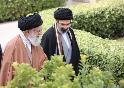  قابی متفاوت از کودکی رهبر انقلاب در آغوش رهبر شهید انقلاب + عکس