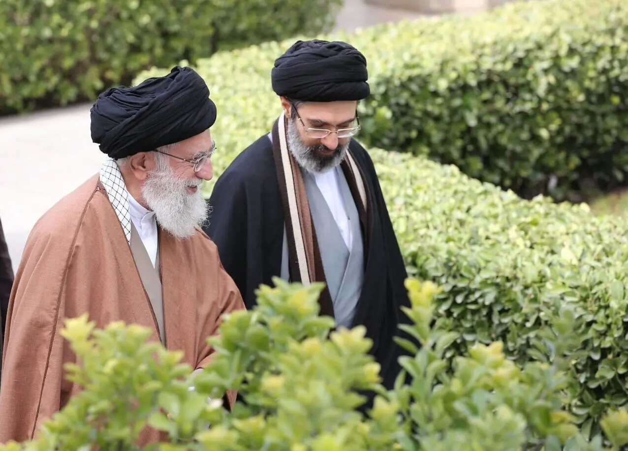 قابی متفاوت از کودکی رهبر انقلاب در آغوش رهبر شهید انقلاب + عکس