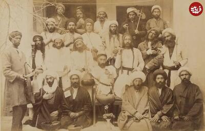  عکس/ درویش‌ها در حیاط یک خانه در دوران قاجار