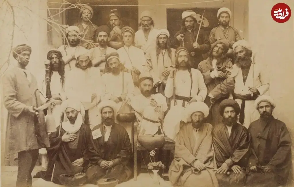 عکس/ درویشها در حیاط یک خانه در دوران قاجار