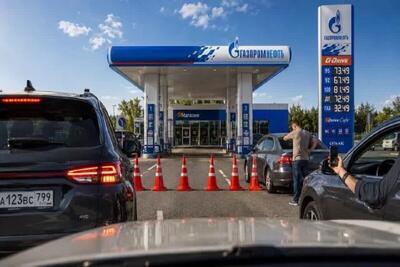 جنگ به پمپبنزینهای روسیه رسید؛ صفهای طولانی با سهمیهبندی/ پهپادهای اوکراینی تا ۲۵۰۰ کیلومتری پیش رفتند/ پوتین در محاصره بحران سوخت + تصاویر