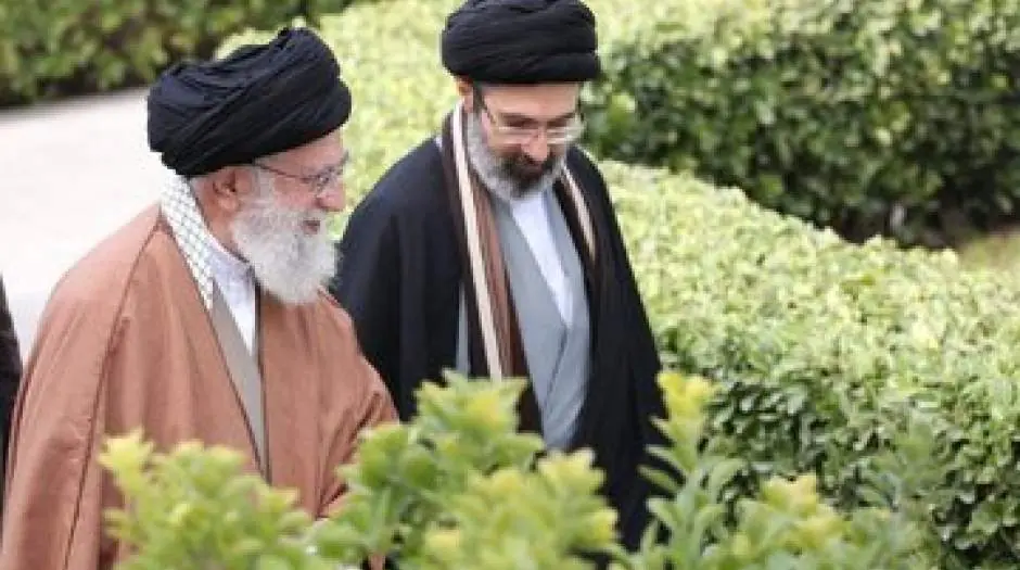 قابی متفاوت از کودکی رهبر انقلاب در آغوش رهبر شهید انقلاب + عکس - مردم سالاری آنلاین