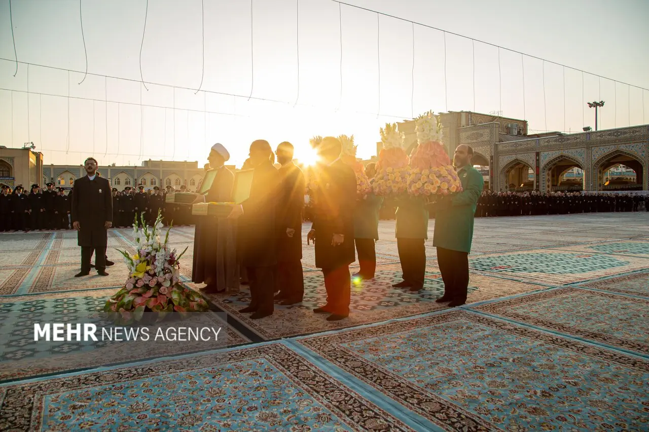 پرچم سبز رضوی بر فراز گنبد امام رضا(ع)
