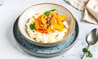 طرز تهیه پودینگ برنج با طعم هلو؛ دسر خوشعطر با طعم میوهای