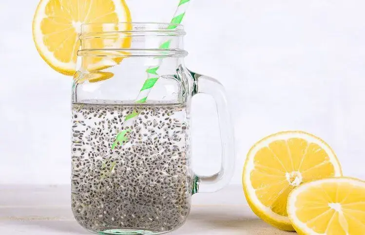آیا تخم شربتی واقعاً از کمآبی بدن جلوگیری میکند؟