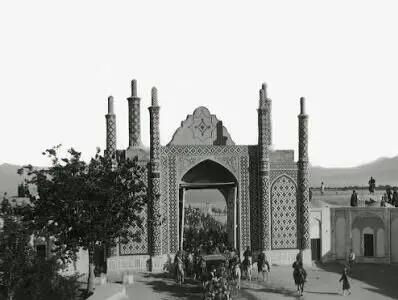 یک آلمانی و همسرش با مرسدسبنز در دروازه شمیران؛ ۹۷ سال قبل + عکس