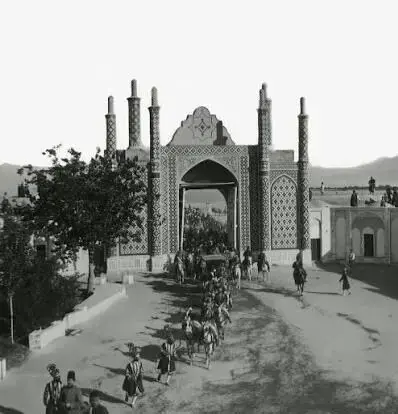 یک آلمانی و همسرش با مرسدسبنز در دروازه شمیران؛ ۹۷ سال قبل + عکس