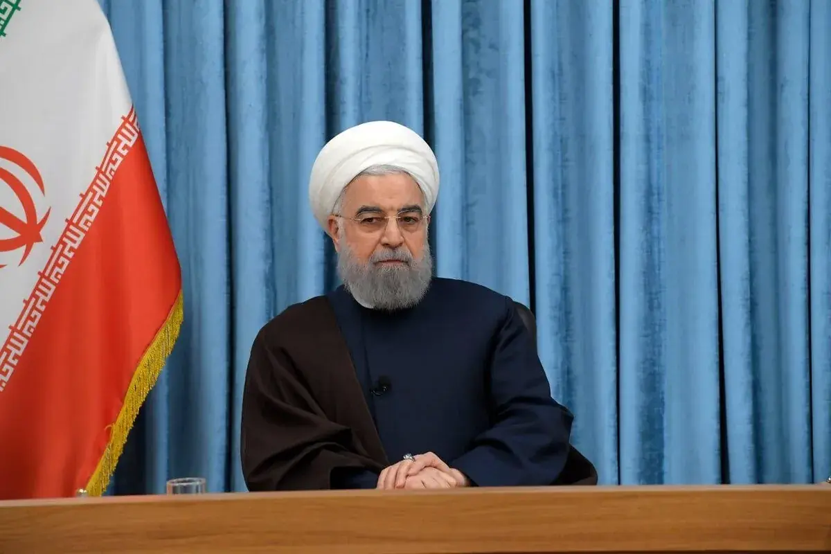 سلفی جالب یک شهروند با حسن روحانی + عکس
