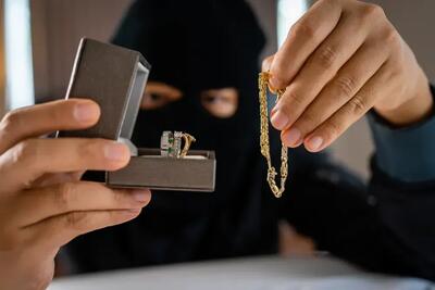  ببینید| لحظه شوکه‌کننده از سرقت النگو‌های یک مادر مقابل فرزندش