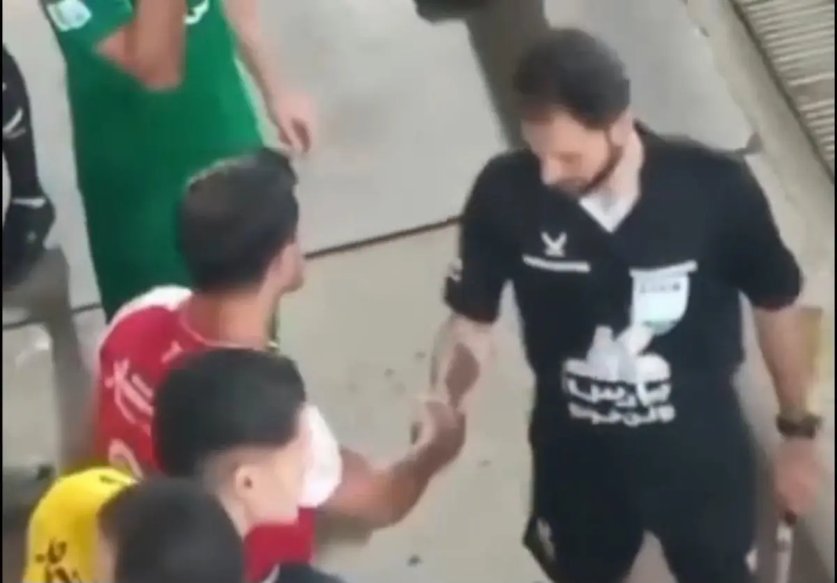ویدئو | جنجال در راهروی ورزشگاه؛ برخورد عجیب داوران با پرسپولیسیها!