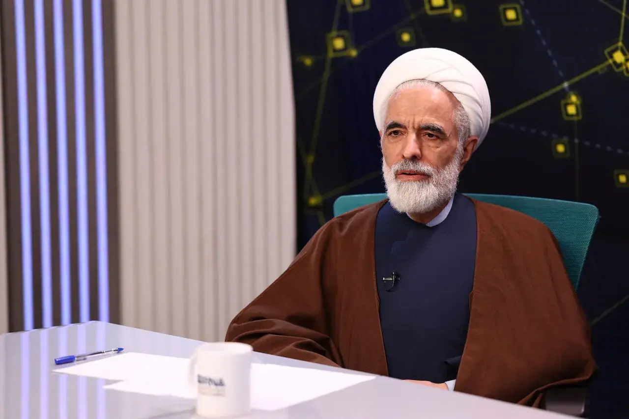 تأکید معاون رئیسجمهور بر تدوین راهکار پایدار برای توسعه مناطق آزاد و حفظ منافع عمومی
