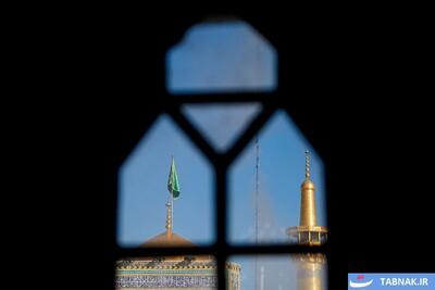 عکس: آیین تعویض پرچم و پوش ضریح مطهر امام رضا (ع) همزمان با حلول ماه ربیعالاول