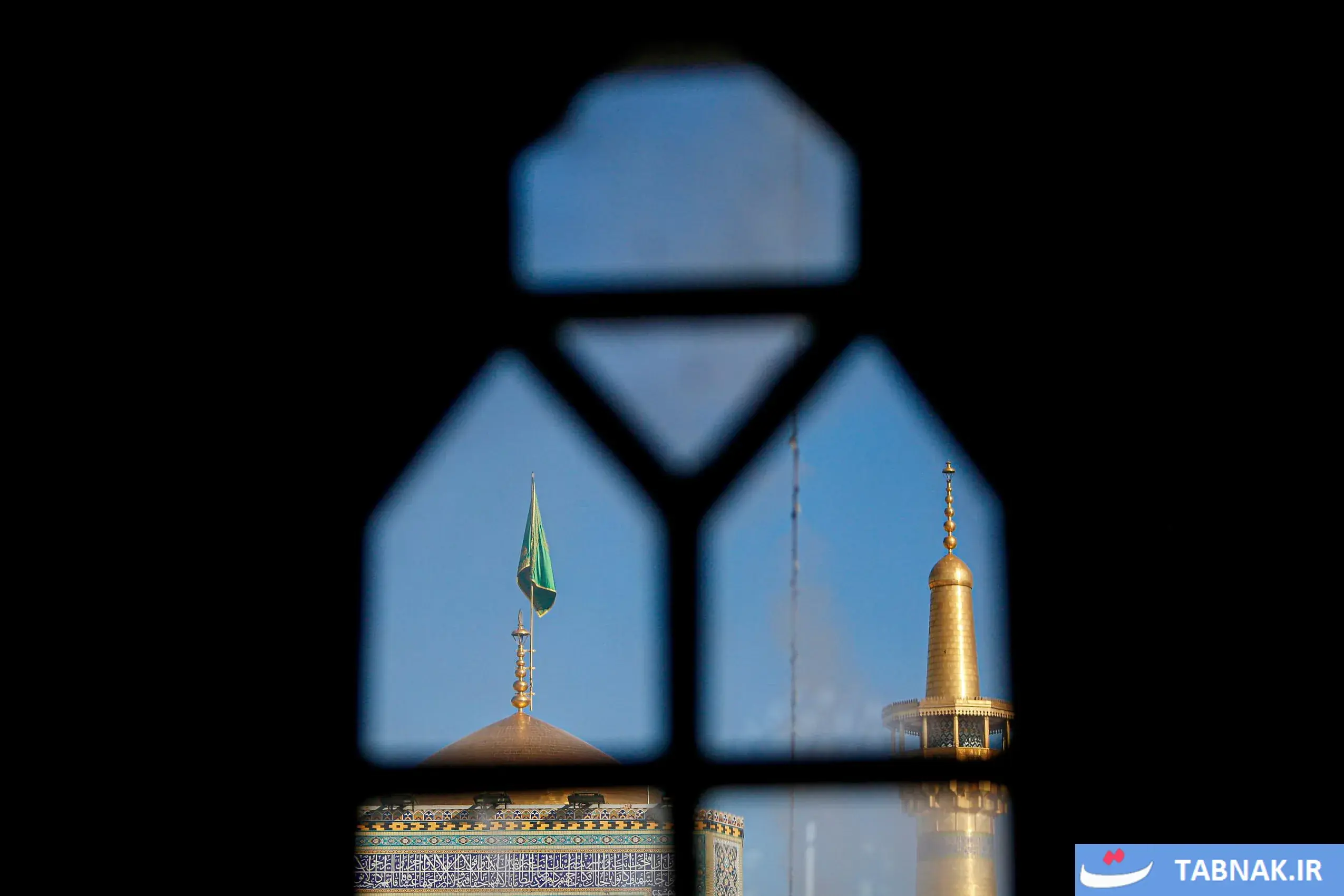 عکس: تعویض پرچم در حرم رضوی و کریمه اهلبیت(س)