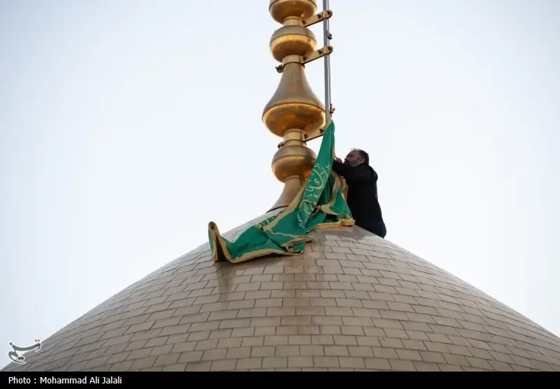 پرچم گنبد و پوش ضریح مطهر امام رضا(ع) تعویض شد فیلم - تسنیم