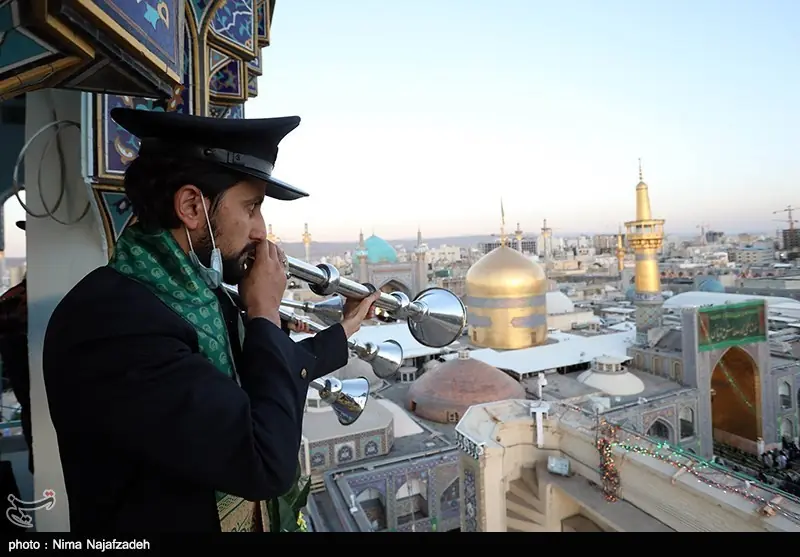  طنین آیین نقاره‌زنی در صحن و سرای حرم مطهر رضوی - تسنیم