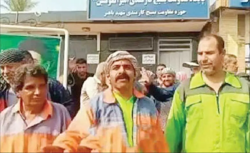 تجمع کارگران شهرداری مقابل فرمانداری ماهشهر