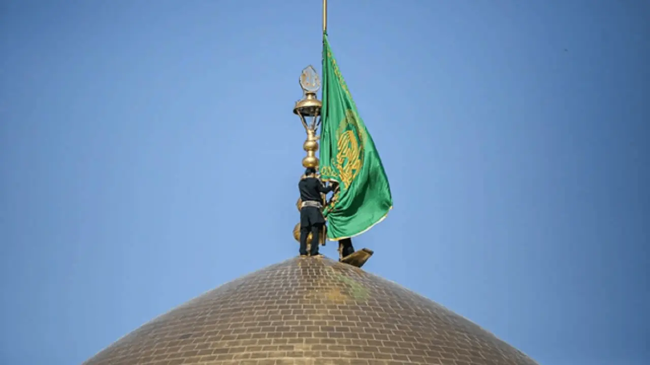 پرچم گنبد و پوش ضریح مطهر امام رضا(ع) تعویض شد+فیلم