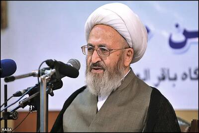 حضور آیتالله سبحانی بر سر مزار رهبر شهید