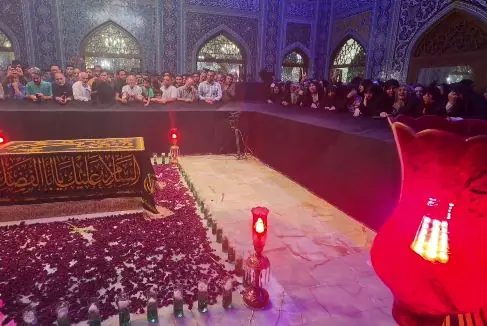  قابی از حضور زائران در جوار مزار نورانی رهبر شهید انقلاب
