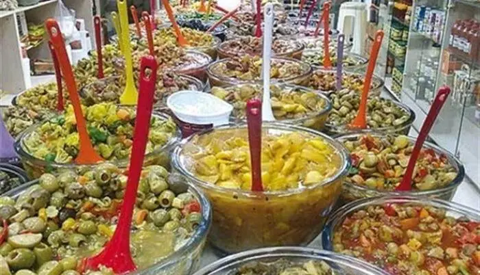 بیش از ۶ تن خیارشور و ترشی غیربهداشتی در اهواز توقیف شد
