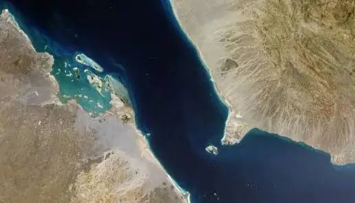 گزارشها از حمله موشکی به یک کشتی در باب المندب