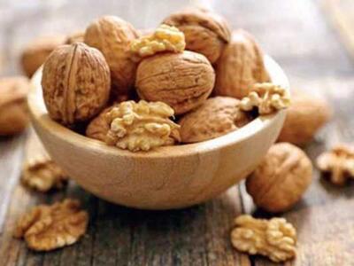  نگهداری گردو در یخچال یا فریزر؟ جدول مقایسه ماندگاری و کیفیت / فریزر یک سال طعم تازه را حفظ می‌کند، یخچال ۶ ماه؛ مغز گردو در یخچال حساس‌ تر است